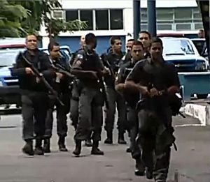 Police prepare to enter the Vila Cruzeiro favela, image recreation.