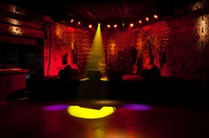 Spotlight on the stage and dancefloor at Studio RJ, photo by Jorge Bispo/Studio RJ.