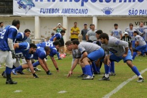 RJ Imperadores (gray) playing São Paulo Storm (blue) in November 2008 at the Sorocaba Bowl, photo by RJ Imperadores.