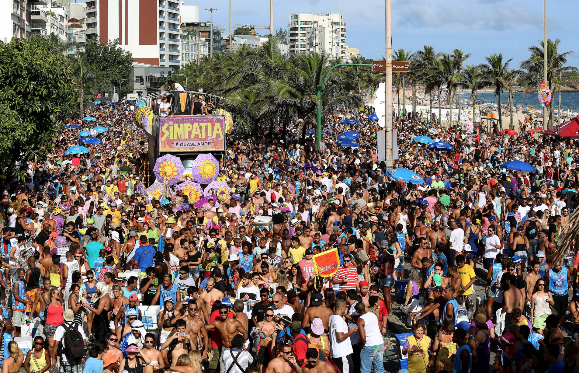Рио новости на сегодня. Жители Рио де Жанейро. Рио де Жанейро люди на улицах. Население Рио де Жанейро фото. Rio de Janeiro население.